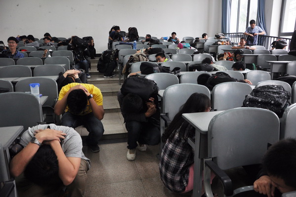 学校组织地震应急万人演练