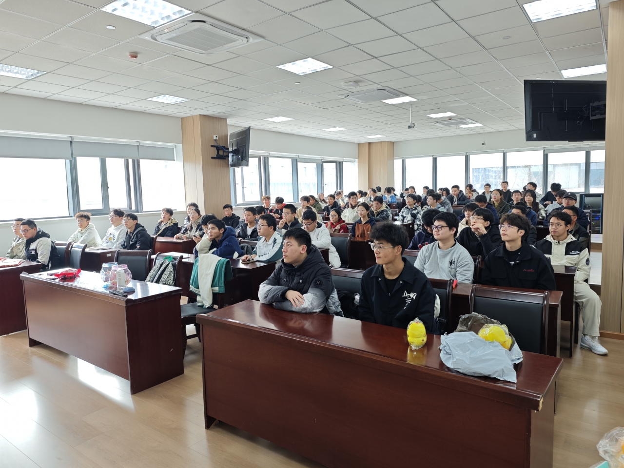 数学学院联合机电学院举办雷锋月党团主题宣讲活动