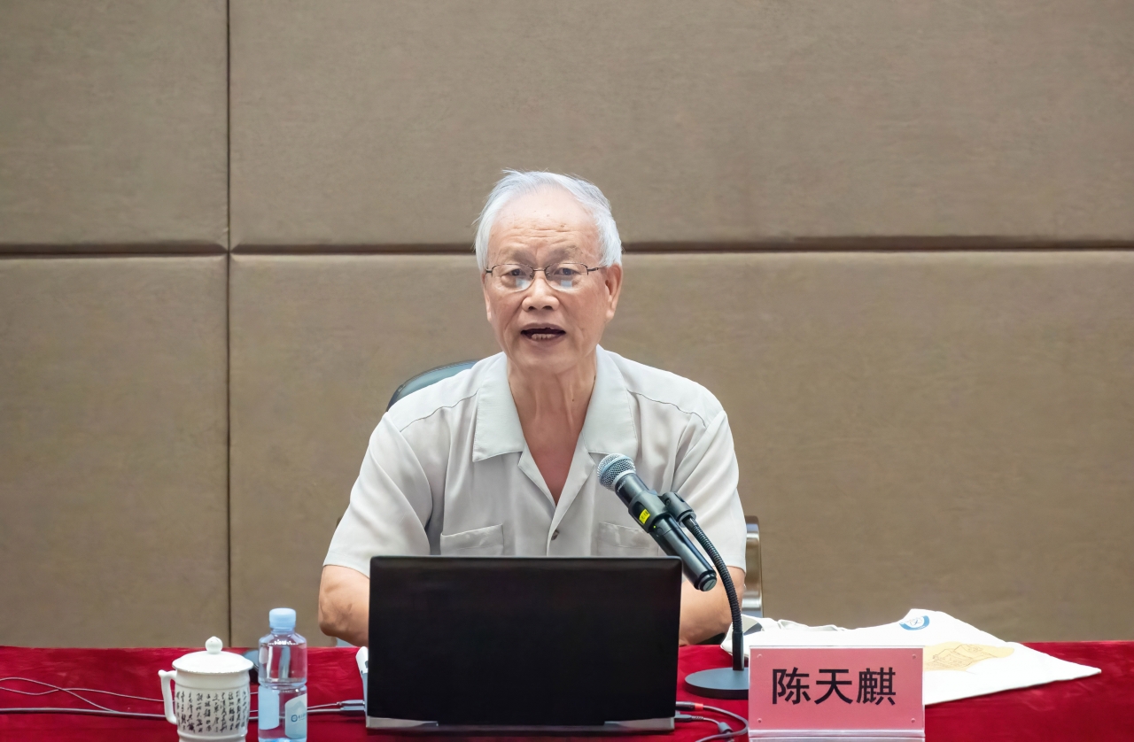 3-3 陈天麒教授为信通学院讲述成电故事.jpg 3-3 陈天麒教授为信通学院讲述成电故事.jpg