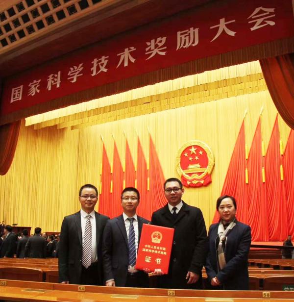 罗光春 领奖04.jpg 罗光春 领奖04.jpg