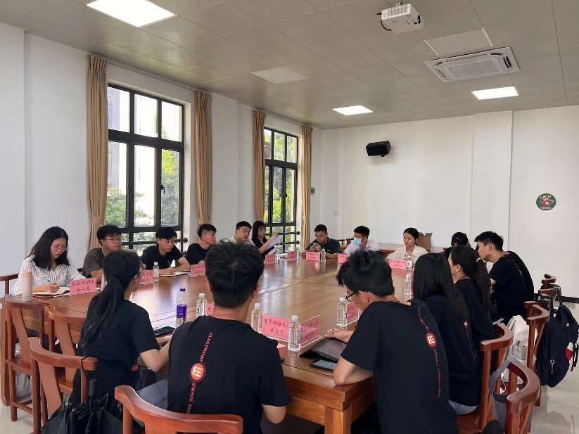 选调生代表座谈交流会.jpg 选调生代表座谈交流会.jpg