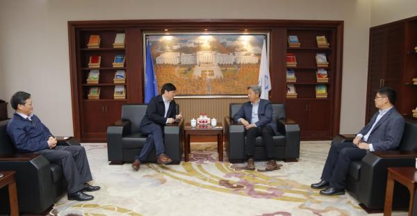 湖北工业大学校长刘德富来访成电