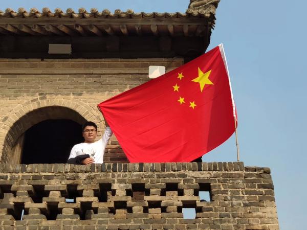 在村里和国旗合影.jpg 在村里和国旗合影.jpg