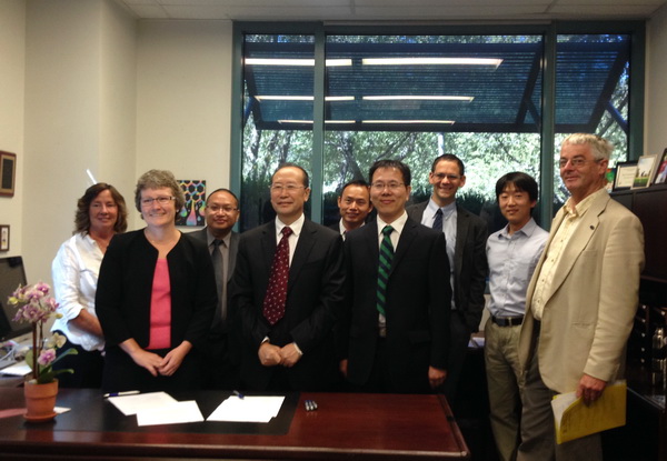与UCD领导签约-1.JPG 70b25ba4c6ce39338e8238e3b2c9a065.jpg