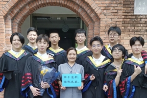 【美丽成电·奉献之美】你好！“板报阿姨”！