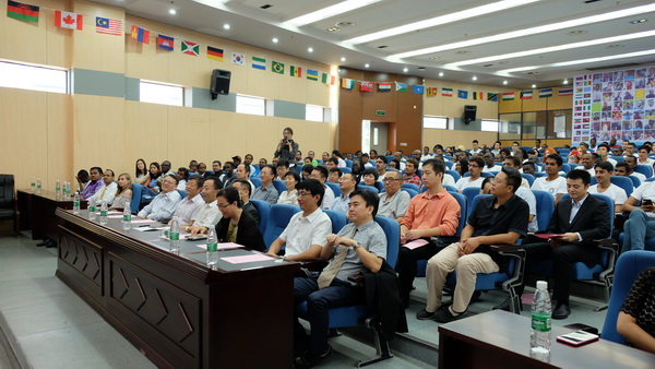 学校举行国际留学生开学典礼