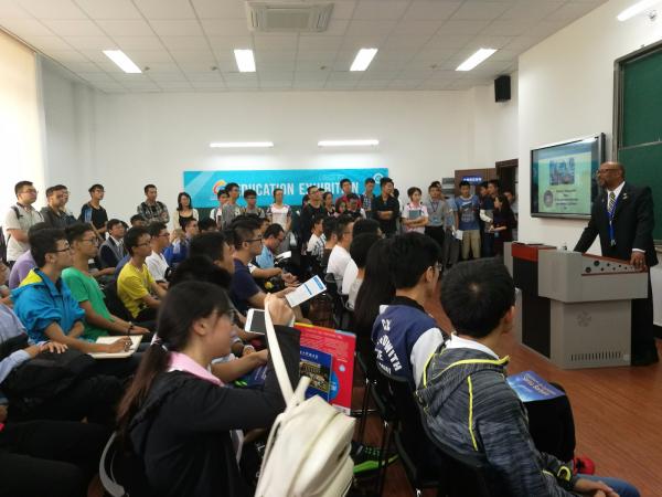 海外合作院校教育展吸引众多成电学子