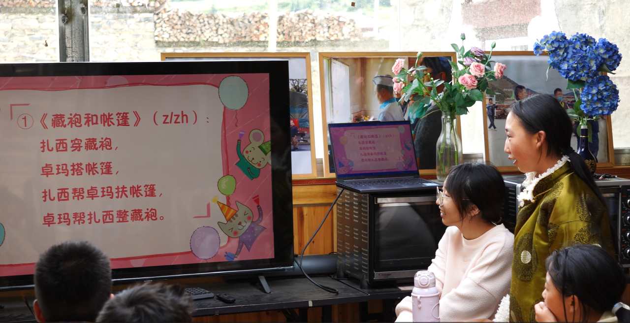 电子学院织翼实践队在康定市甲根坝镇亚弄村开展暑期社会实践