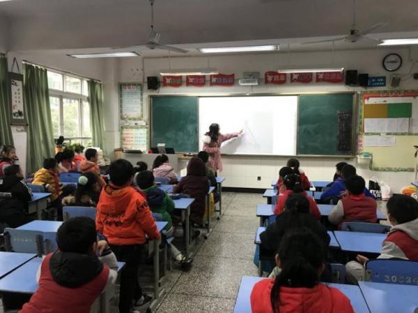 通信学院同心公益赴石室双楠实验学校开展志愿活动