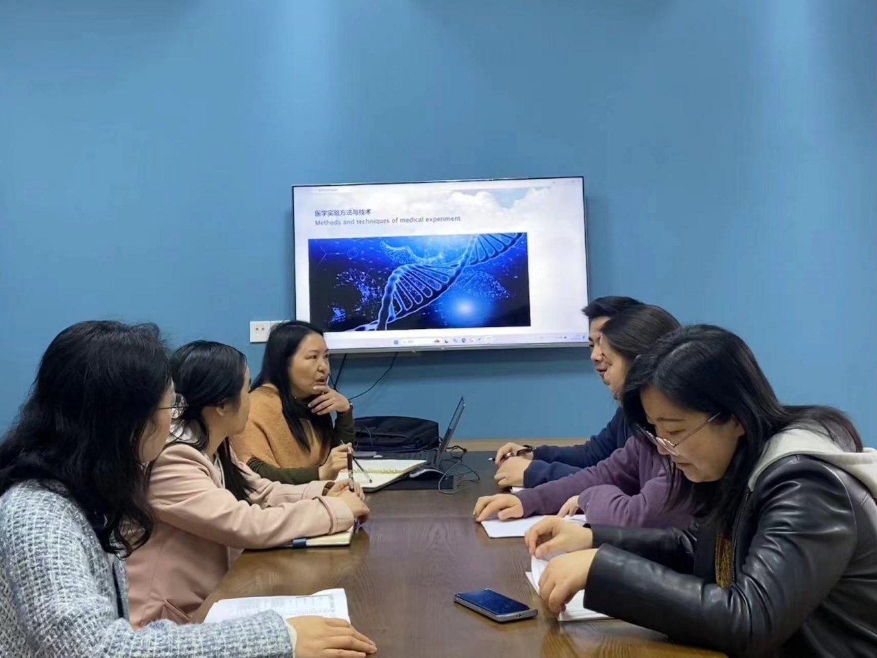 课程组集体备课.jpg 课程组集体备课.jpg