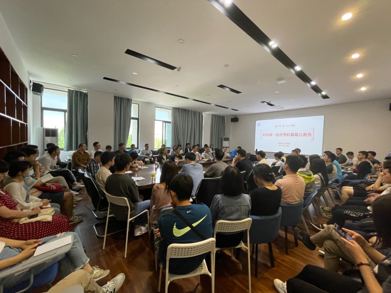 光电学院开展“如何做一名优秀的基层公务员”主题分享会