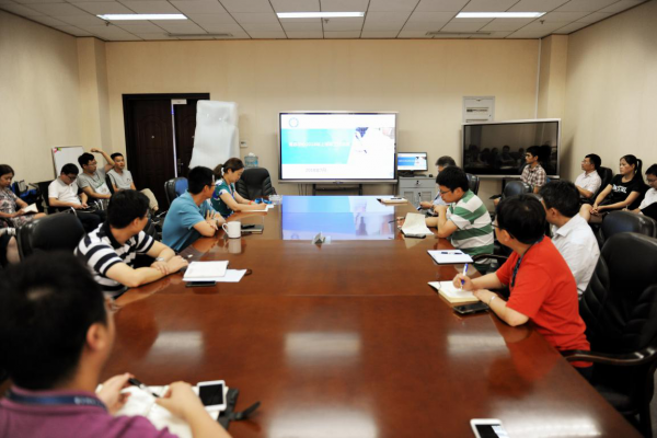 信息中心召开专题学习研讨会