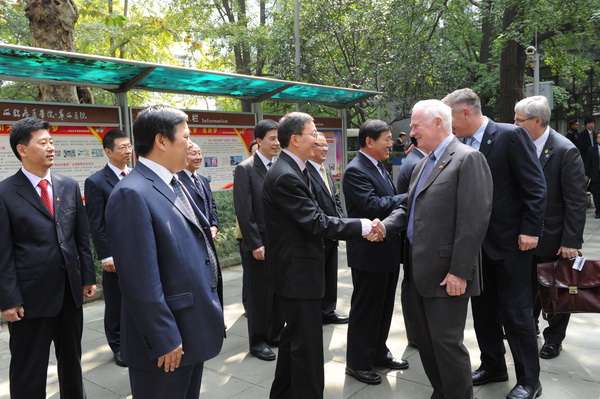 校领导应邀与加拿大总督戴维•约翰斯顿会晤