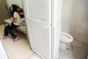 天府早报：截肢女孩上大学 学校为她“定制”寝室