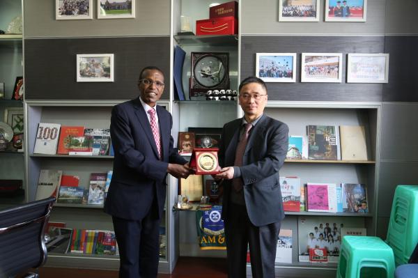 埃塞俄比亚驻重庆总领事来校商谈合作