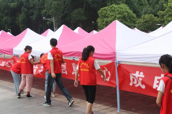 【迎新】300余名志愿者热情迎接万余名新生