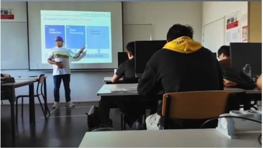 5同学们与老师进行课堂交流.png 738f56dd7851aee06c93bb07cbae5522_7d119.p