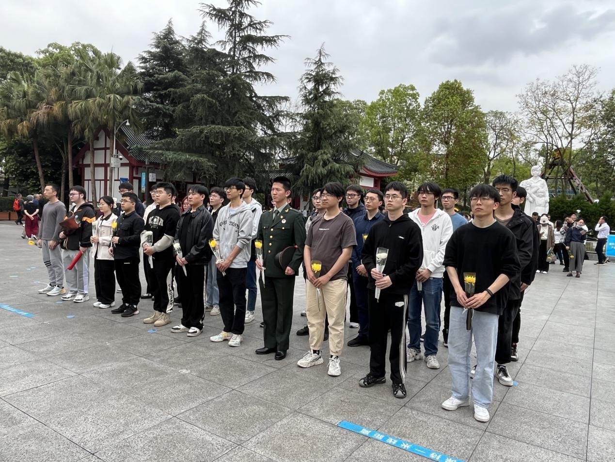 计算机（网安）学院开展“缅怀革命先烈，传承红色基因”清明祭扫活动