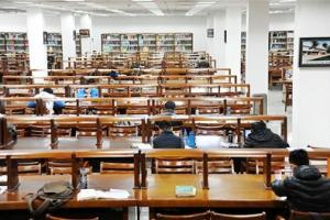 天府早报：电子科大图书馆：进馆看书很简单带上证件就行