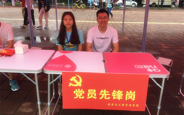 志愿服务点.jpg 志愿服务点.jpg