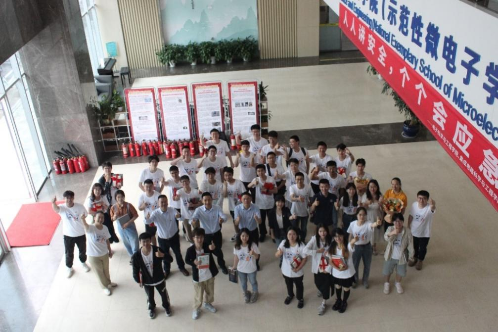 电子学院举行“奔跑电子人、强国新征程”2023届毕业生座谈会