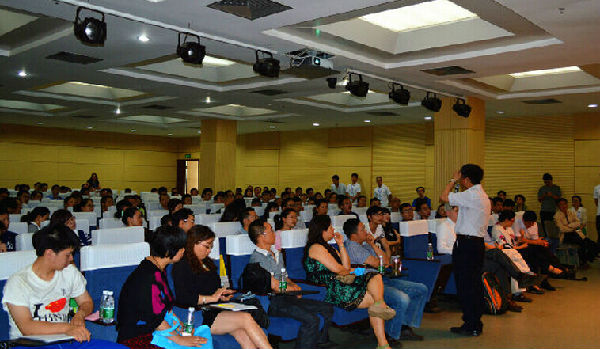 两百余名考生和家长与格拉斯哥学院“零距离”接触