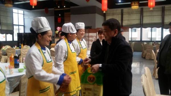 校领导慰问后勤集团员工