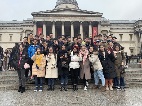 UESTC同学在伦敦英国国家艺术馆留影.jpg UESTC同学在伦敦英国国家艺术馆留影.jpg