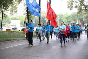 学校举行教职工校园健身跑