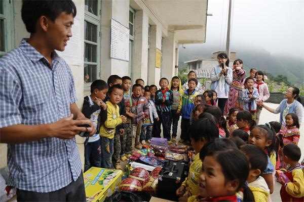 【实践】织梦支教队向纳汪小学学生分发爱心物资