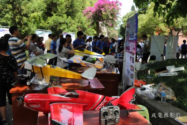 航空航天学院赴贵州兴义八中举行科普讲座和交流活动