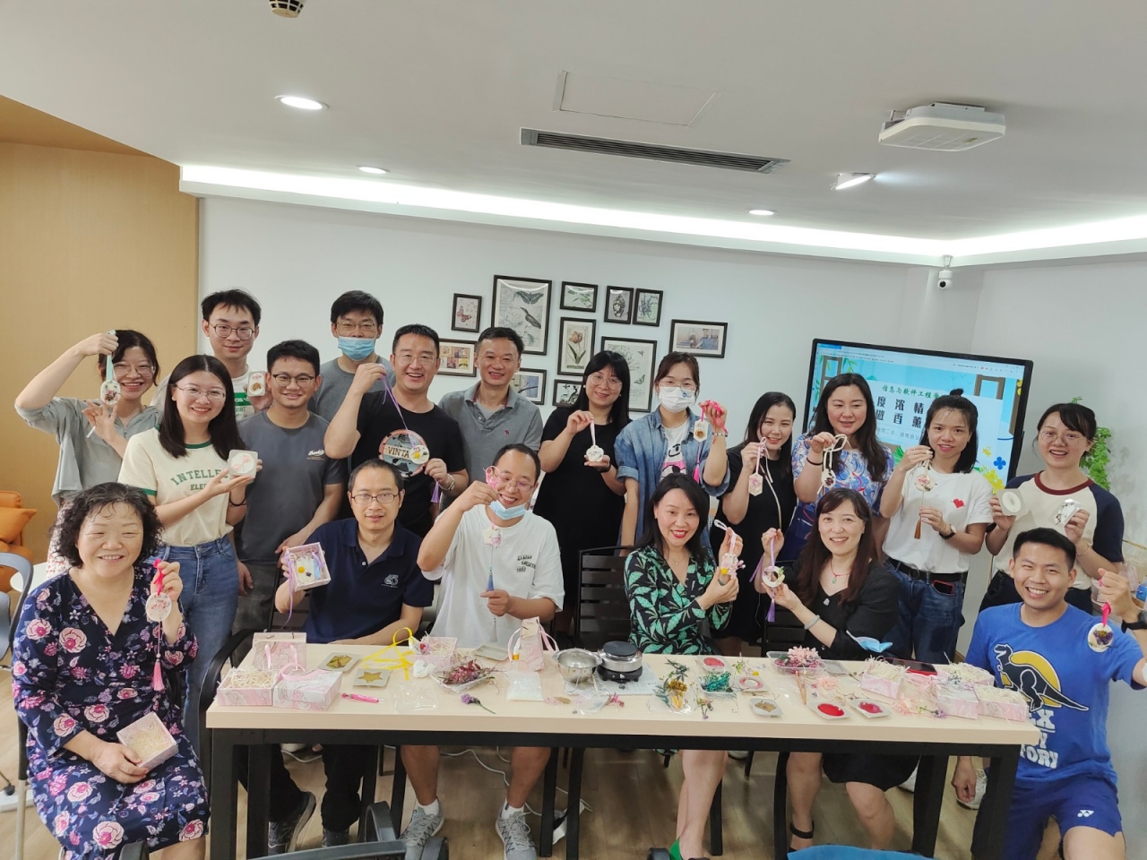 软件学院举行“共度浓情端午、齐做香薰挂件”教师美育活动