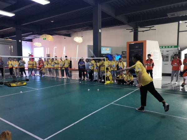 7.科学营学员与羽毛球机器人互动.jpg 786732a65abd903fb143ec3dde02355b_b4760.j