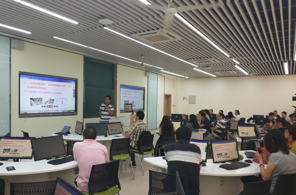 学校举行智慧教学工具专题培训