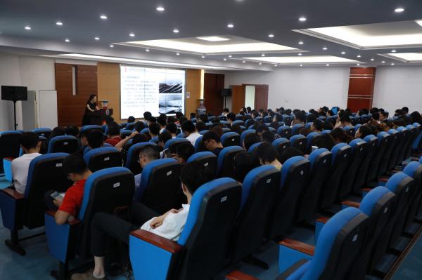 校领导做客辅导员夜校谈初心话使命