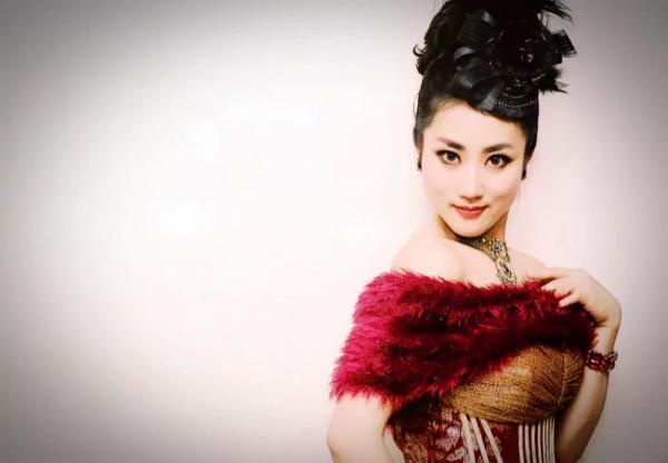 周莹形象照1.jpg 7937a8d02982ed32665f9154651a638d.jpg