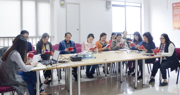 经管学院机关党支部开展“传达学习两会精神，送党章学党章”活动