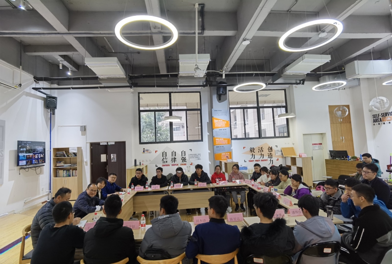 校领导与英才实验学院2021级新生班级座谈