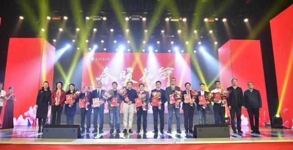 新闻人物颁奖1.jpg 新闻人物颁奖1.jpg