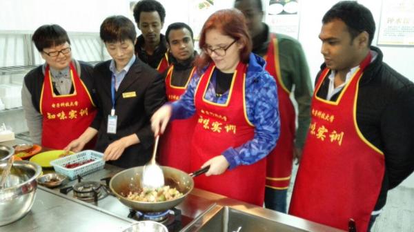 留学生学做川菜.jpg 留学生学做川菜.jpg