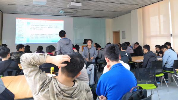 徐全智老师上《漫话数学建模》课程(摄影 郭嘉琪) .jpg 徐全智老师上《漫话数学建模》课程(摄影 郭嘉琪) .jpg