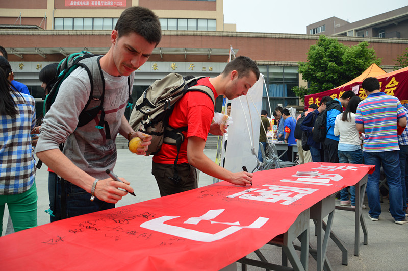 学校举办宣传活动向宿舍不文明行为说“NO”