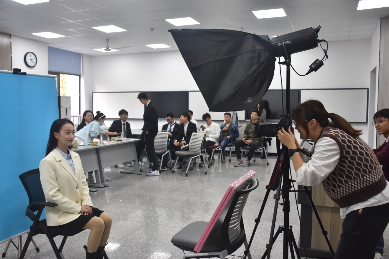 【党史学习教育】我为师生办实事 | 经管学院开展“最美证件照”免费拍摄活动