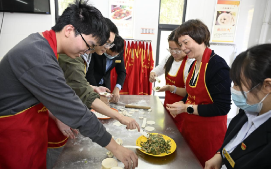 学校组织开展“种下希望——收获快乐”劳动教育大思政课