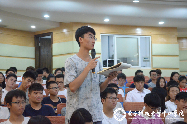 中山学院党委书记袁正希为学生干部授课