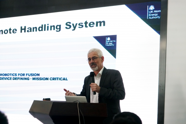 【成电讲坛】英国皇家工程院院士Rob Buckingham分享人工智能技术