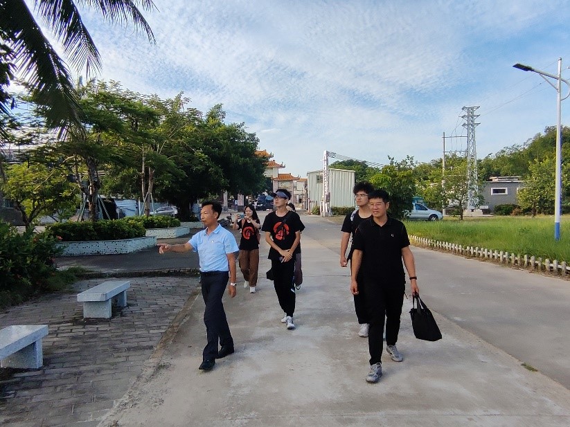 队员们参观海侨五丰村、斗山横江村村容村貌.jpg 队员们参观海侨五丰村、斗山横江村村容村貌.jpg