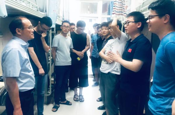 4 曾校走访寝室.jpg 4 曾校走访寝室.jpg