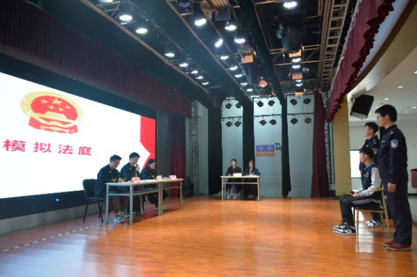 我校在国家宪法日启动法制安全宣传月系列活动