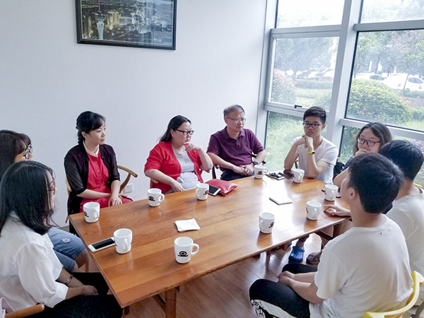 经管学院领导与美赛获奖者、辩论队队员座谈交流